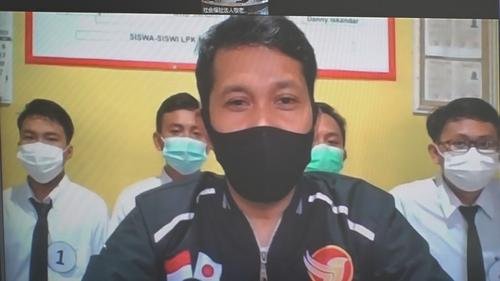 ②ロフマンさん（中）と来日を希望する現地の若者.jpg
